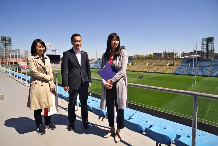 現在秩父宮ラグビー場を管理する日本スポーツ振興センターの皆さん。「芝生の管理が大変です」。