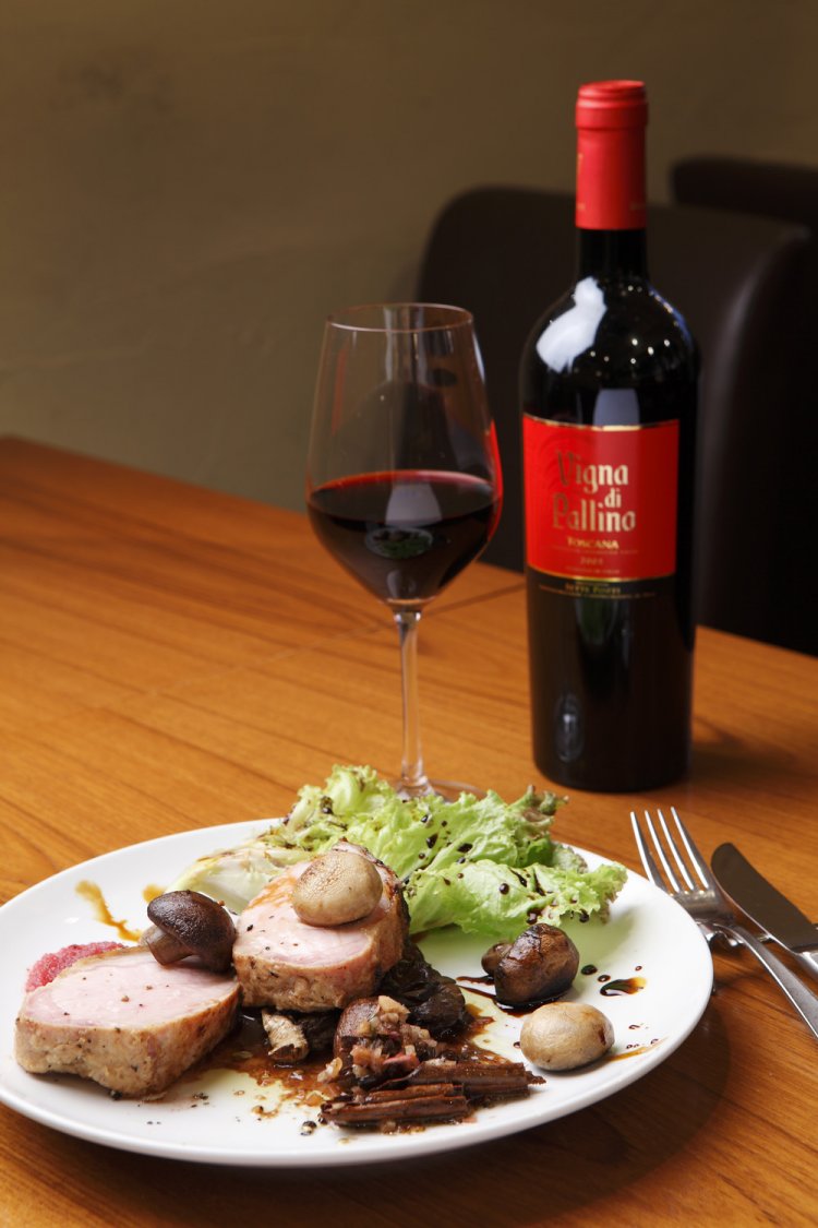 茨城ローストポーク・ローヌのロースト。付け合せのキノコ類はビネガー、コーヒー、シナモンなどで味付けしている。