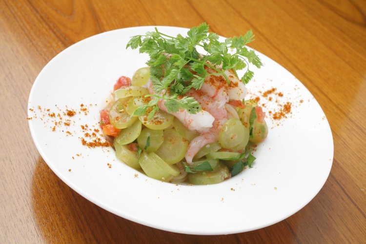 甘エビとマスカットの冷製カッペリーニ1450円。　※メニューは日替わりなので要確認