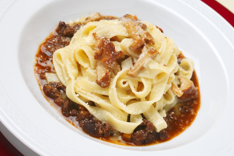 アンズ茸とチーズを絡めた自家製タリアテッレ スパイシー牛肉のラグー。