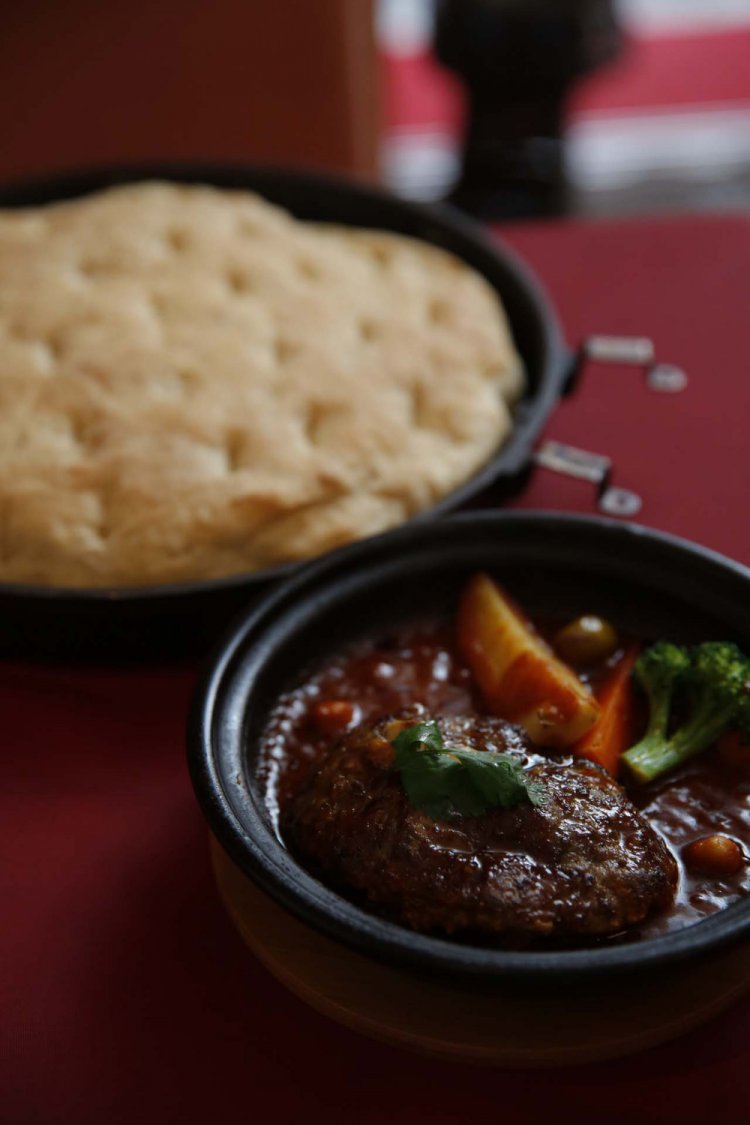 ラム肉のハンバーグ1300円とモロッコパン。