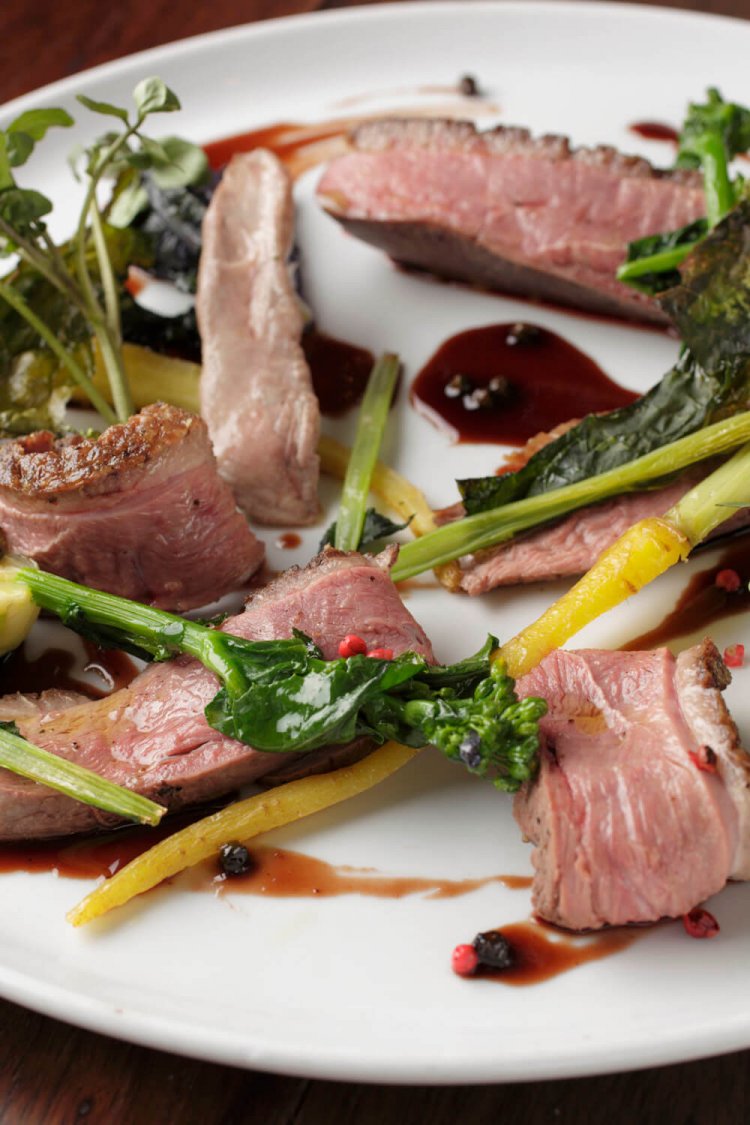 シャラン産 ビュルゴー家 鴨ムネ肉のロティ～カシスとポワブルヴェールのソース～ 4200円。