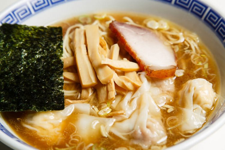 ワンタンメンミックス1210円を食べれば、ワンタンの概念が変わる。ワンタン800円をつまみながら一杯飲むのもいいだろう。