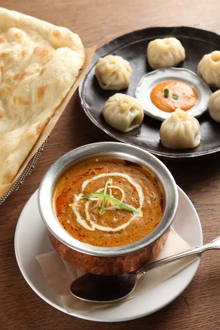 窯焼き魚のカレー1210円。スパイスを絡めて寝かせ、タンドリーで焼いたカジキマグロが入る。ナン385円。モモ770円。