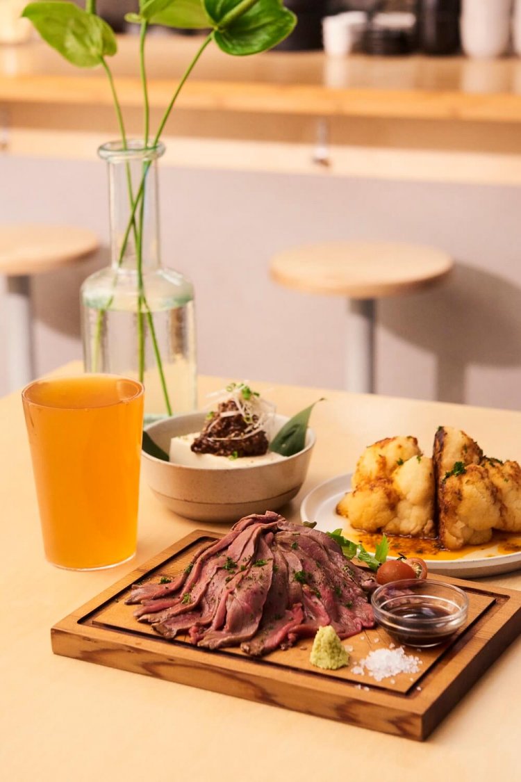 京都醸造の「春夏秋冬」シリーズの夏。ラージ1200円。上州牛の燻製たたき1350円やカリフラワーのグリル800円。　※メニューは変更になる場合あり。