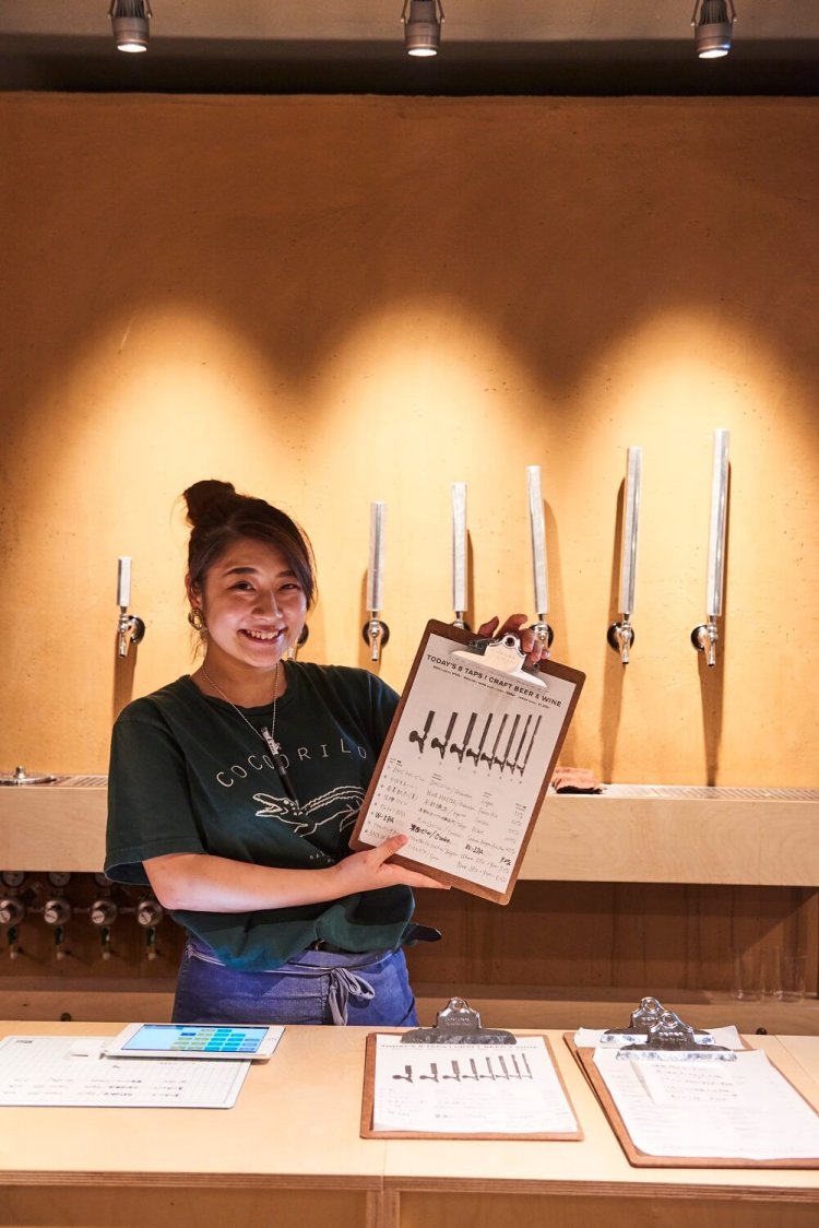 メニューを手に「ご説明します」とスタッフの小松蓮さん。