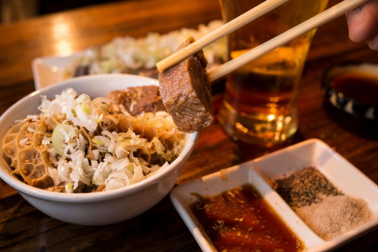 もつ煮込みとプレミアムモルツ生ともに550円。なんとメニューのほとんどがワンコイン+税。