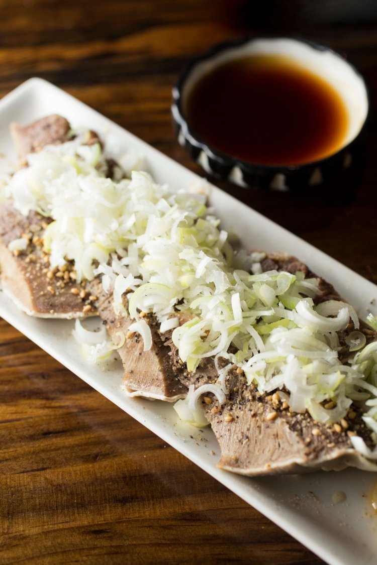 口の中でほぐれるゆでタン。