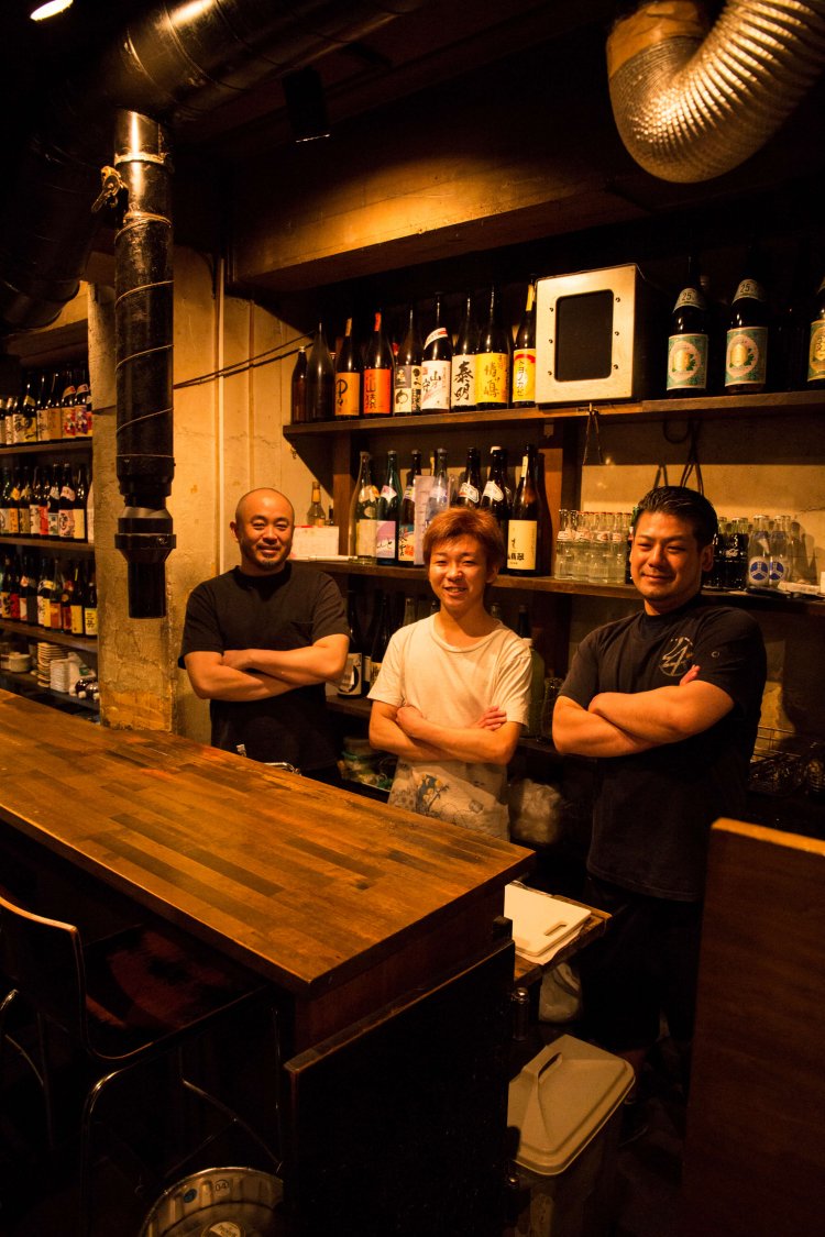 店主の小野田さんはホルモンだけでなく焼酎の知識も豊富で、品揃えはマニア垂涎。