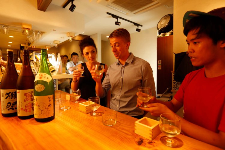 待ち合わせのほか、満席でもここで飲みながら待つことができる。