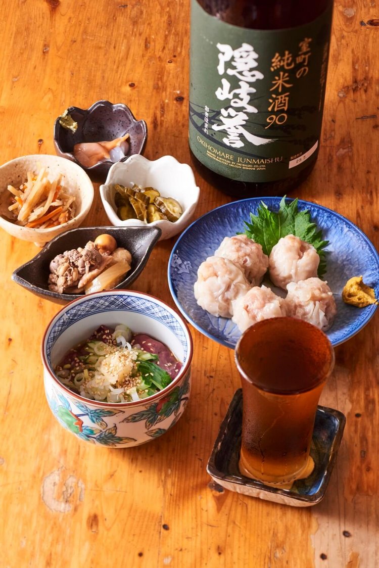 手造りしゅうまい500円、大山鶏のレバーさし500円、突き出し４種、隠岐誉700円は室町時代の仕込み方。