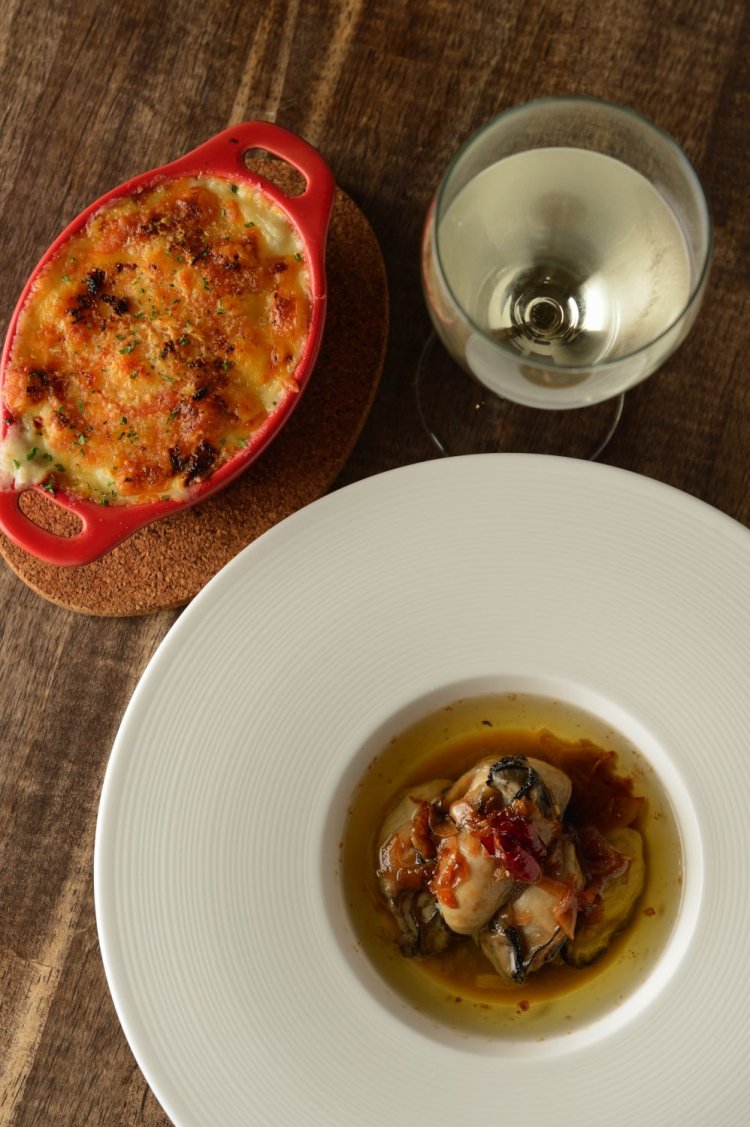 しっかりした味の牡蠣のアヒージョ1728円には「小左衛門」を。グラタン1296円。燻製にした魚介など、その時々で具材は変わる。