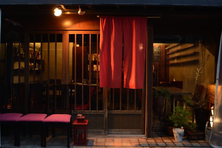 日本酒の間口を広げることが馬宮さんの第一義。ご実家の『三芳菊酒造』に限らず、全国各地の個性豊かな品々を揃える。野菜は農家から直送されたものを使い、ていねいに手作り。日本酒はいずれも120mlの値段。