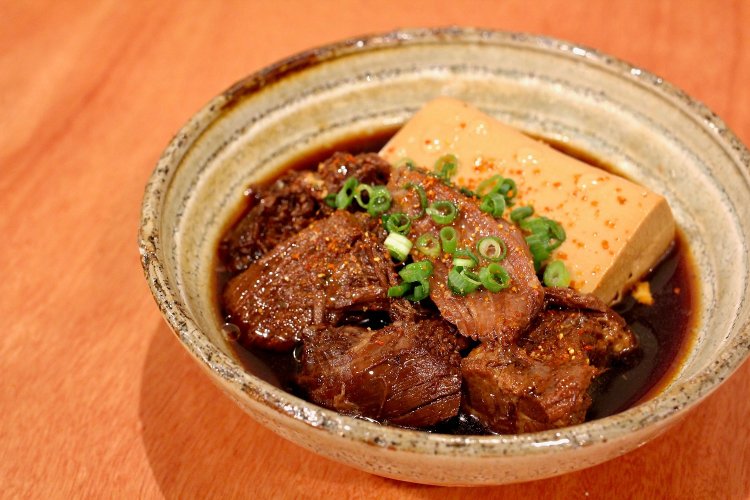 酒場シナトラ看板メニューである肉豆腐は、秋田牛のスネ肉をじっくり煮込みほろほろとした仕上がりに。