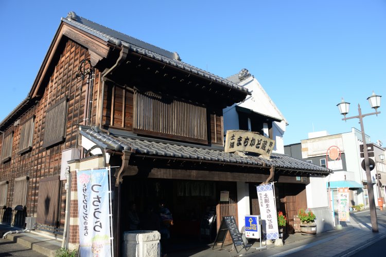 喫茶や飛行船の資料展示などに使われる３つの蔵が並ぶ「野村」。