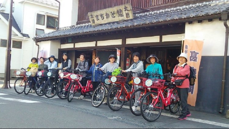 レンタサイクルで小町の館へ向かうご婦人のグループ。1 日500 円。