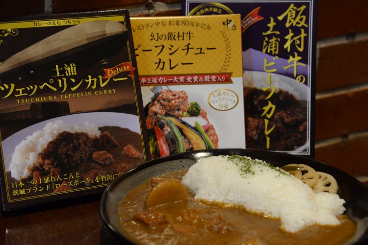 ツェッペリンカレー800円。みやげに各種レトルトカレー540円〜を。
