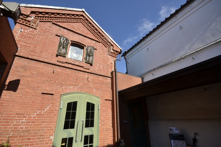 土浦まちかど蔵「野村」奥、1892年築のレンガ蔵が喫茶スペース。