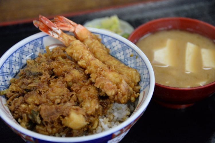 天丼（並）780円。濃い目のタレはコクがある。名物のあら汁付き。
