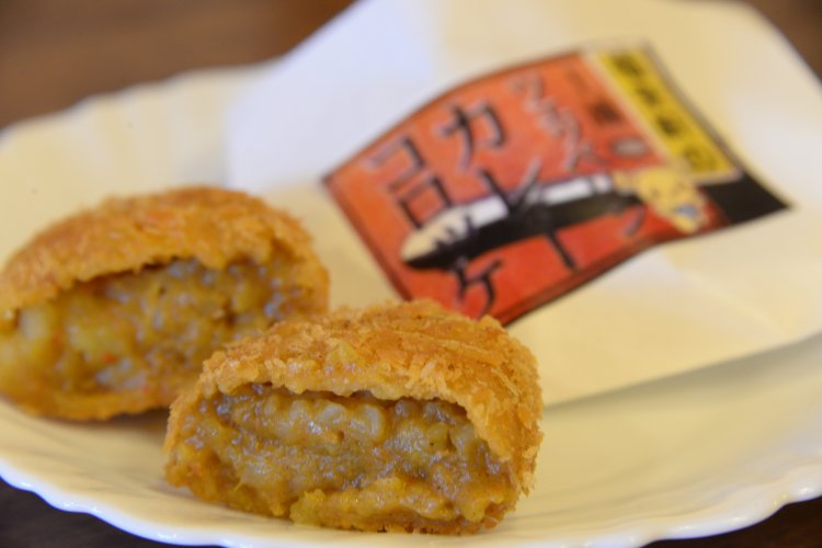 街をぶらつきながら食べたいツェッペリンカレーコロッケ150円。