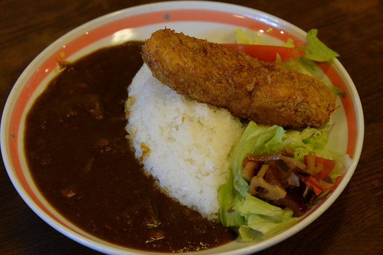 ツェッペリンカレー（メンチカツ）780円。メンチは飛行船を象る。