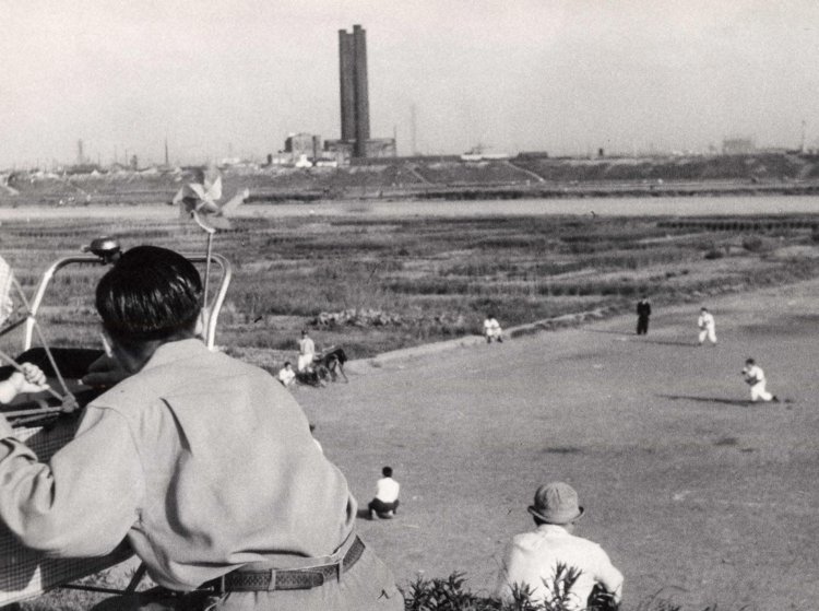 遠く離れれば1本にもなってしまうのが「おばけ煙突」たる所以。しかしその存在感たるや。