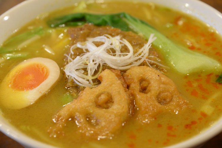 レンコンカレーラーメン700円。地元ならではの髙安ラーメン650円。