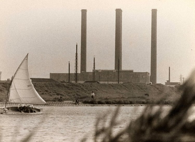 おばけ煙突を隅田川の向こう岸から撮った写真だろう。中央の2本が重なって3本に見える。