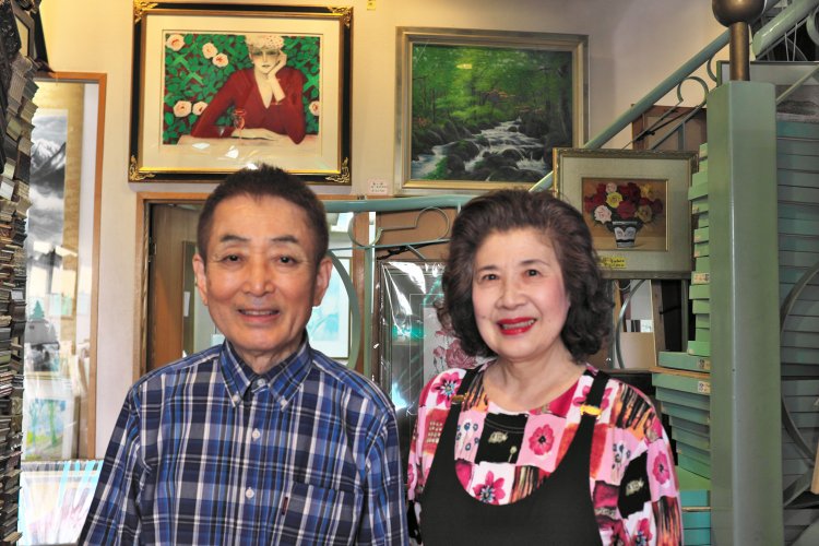 『山岸がくぶち店』の山岸正弘さんと桂子さん。 この煙突がランドマークだったことを夫婦で 記憶しているのもうらやましい。