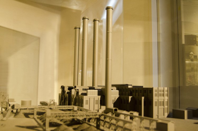 『足立区立郷土博物館』にある千住火力発電所の1/ 200の模型。その大きさ、煙突の高さに驚く。