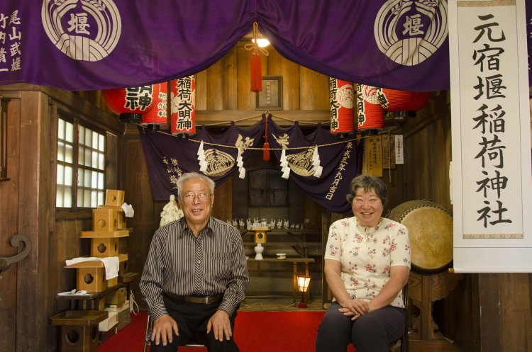 中村正二さん法子さん夫妻は、時間があれば元宿堰稲荷神社を開けている。子供も大人も 気軽に立ち寄る神社なのだ。