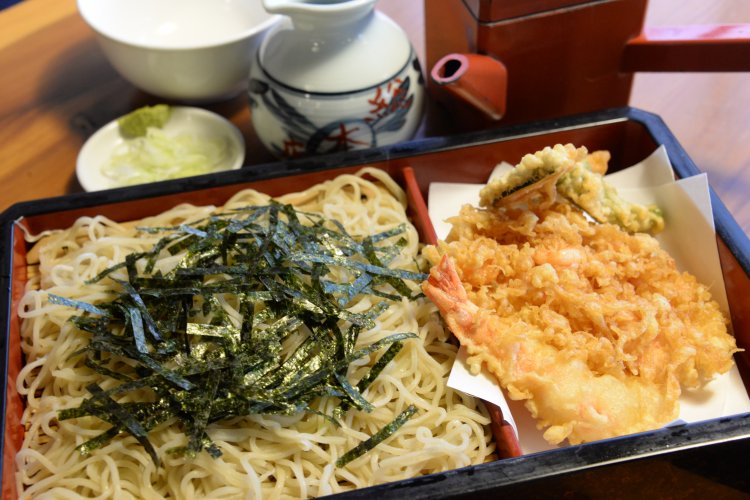 天ざる1600円。ざる850円。 本枯節だけでとるつゆもいい。