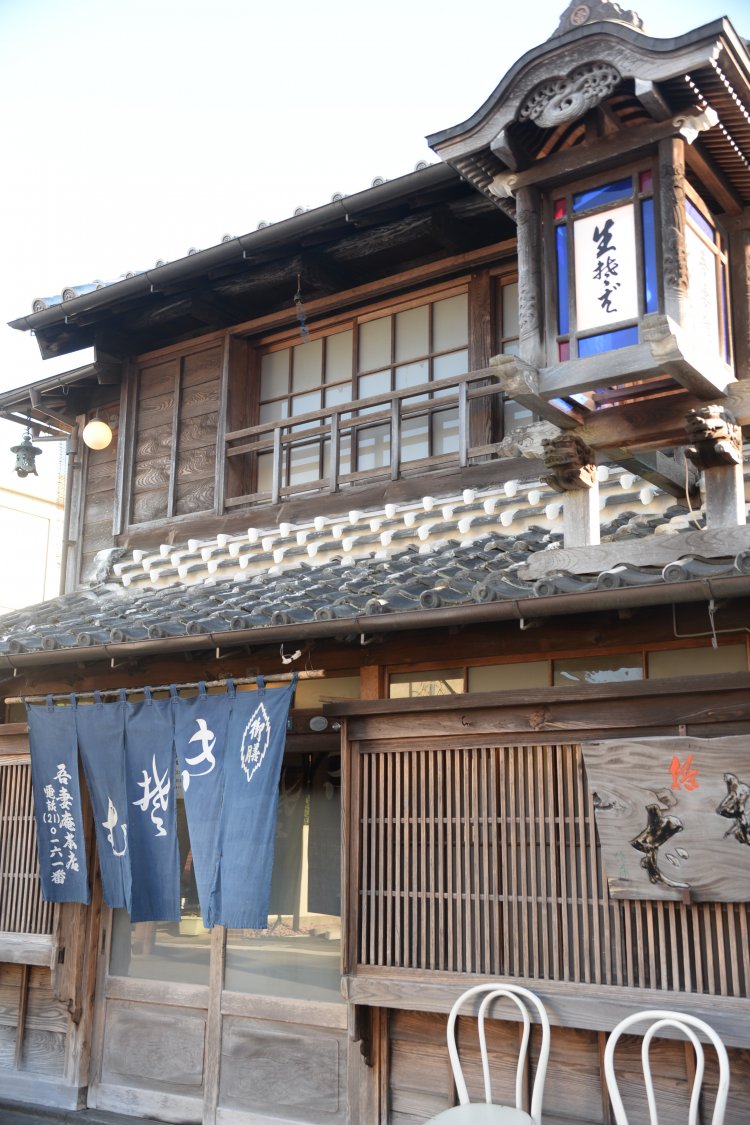 うだつ型行灯の看板が目を引く店構え。5代目が伝統の味を守る。