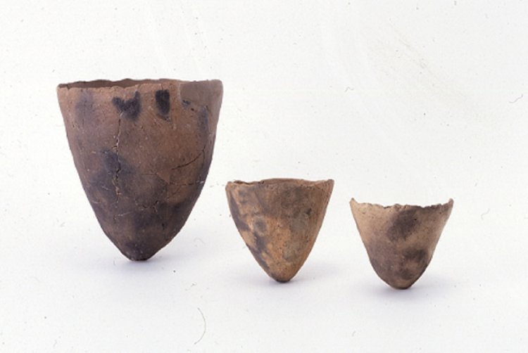 海水を煮詰めた製塩土器。肉厚が薄くよい状態で残るのは貴重とか。