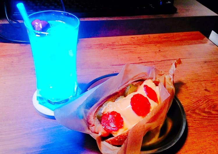 人工知能カクテル800円とオリジナルジャンクフード780円。