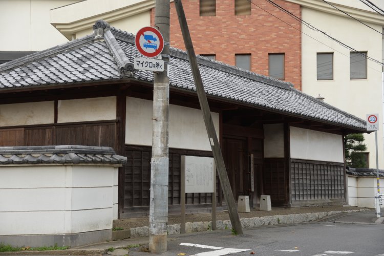天保10 年（1839）築の正門が唯一の遺構。歩道橋から裏側も見られる。