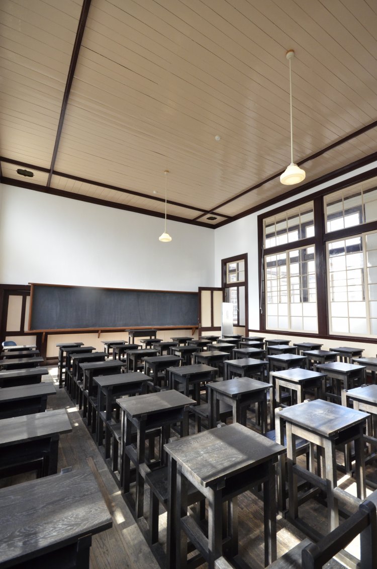 辰野金吾に学んだ駒杵勤治の設計。北側に続きコの字形になっている。