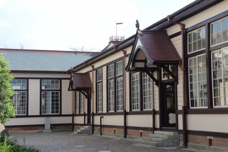 玄関をはさんで西側に教室、東側に校長室や職員室を配している。