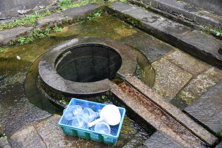 水量豊富で日照りでも湧き出ている。便利な生活用水でもあった。
