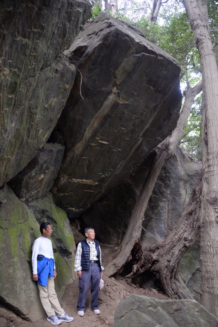 熊石と登山道を切り開いた小町里山愛好会の関紀吉さん・岡昇さん。