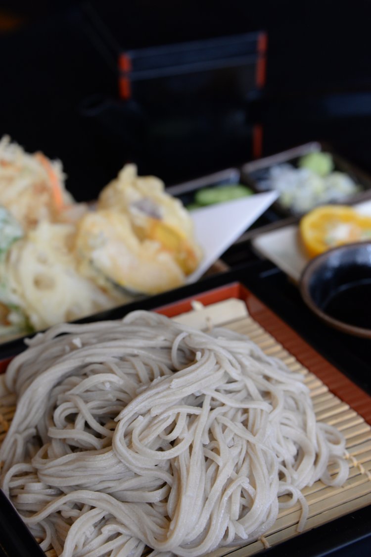 地の野菜が楽しめる天かけそば960円。つけけんちん1060円。