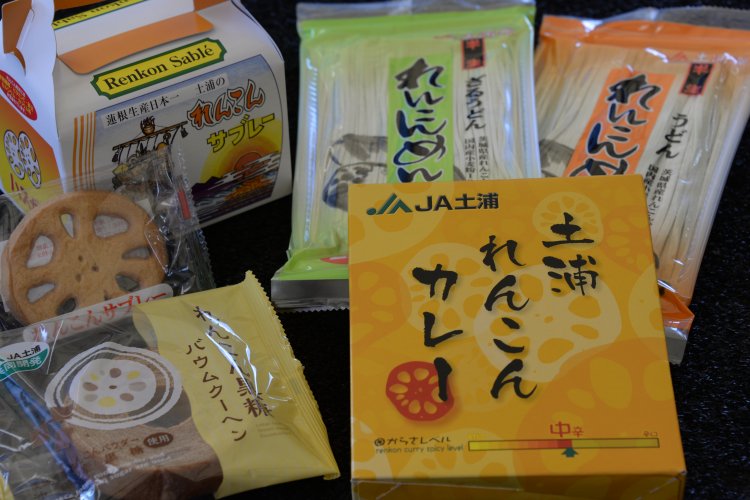 「サンフレッシュはすの里」には、レンコンパウダーを練りこんだサブレーなど人気商品も各種揃う。