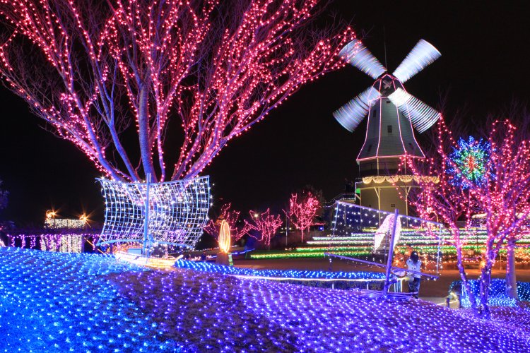 高さ25m・羽の直径20m のオランダ型風車を中心に、帆引き船、 ハス田、花火、霞ケ浦などをモチーフにしたイルミネーションが並ぶ。