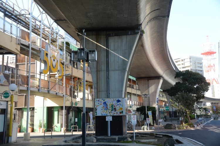 カーブした形が独特なモール505。 近くには関東最大級の古書店も。