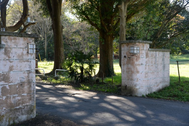 海軍病院（現霞ケ浦医療センター） の正門が旧水戸街道沿いに残る。