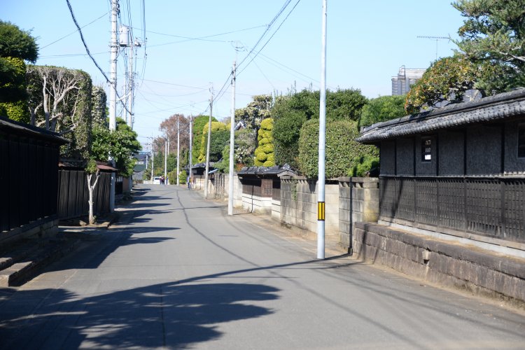 藤沢城跡近くの町並み。本丸跡は神宮寺と藤原藤房卿遺跡を目印に。