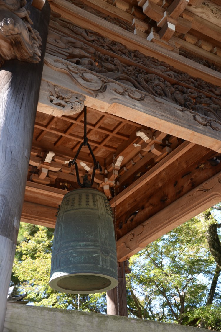氏治の弟が現在地に移した等覚寺。 銅鐘は小田氏の祖・八田知家寄進。
