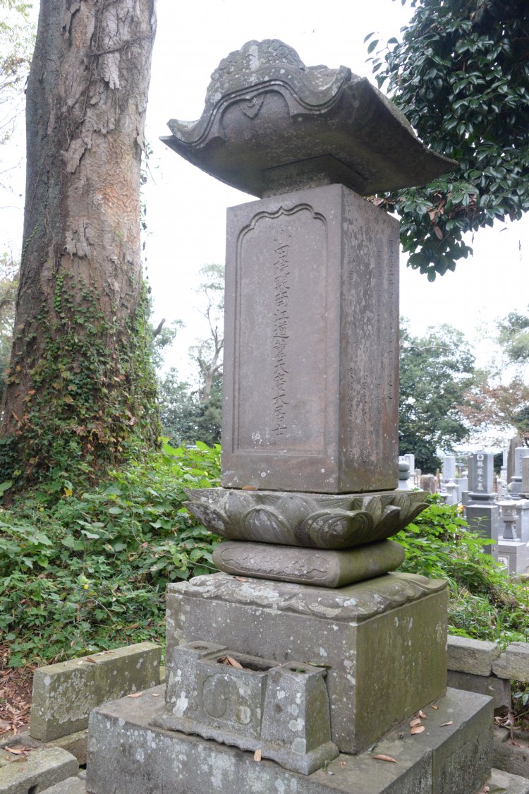 幕末に23代が建てた氏治（天庵）の 墓。小田氏ゆかりの法雲寺にある。