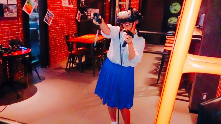 ガレージや工場を思わせる、小じゃれた店内空間で体験するＶＲ。