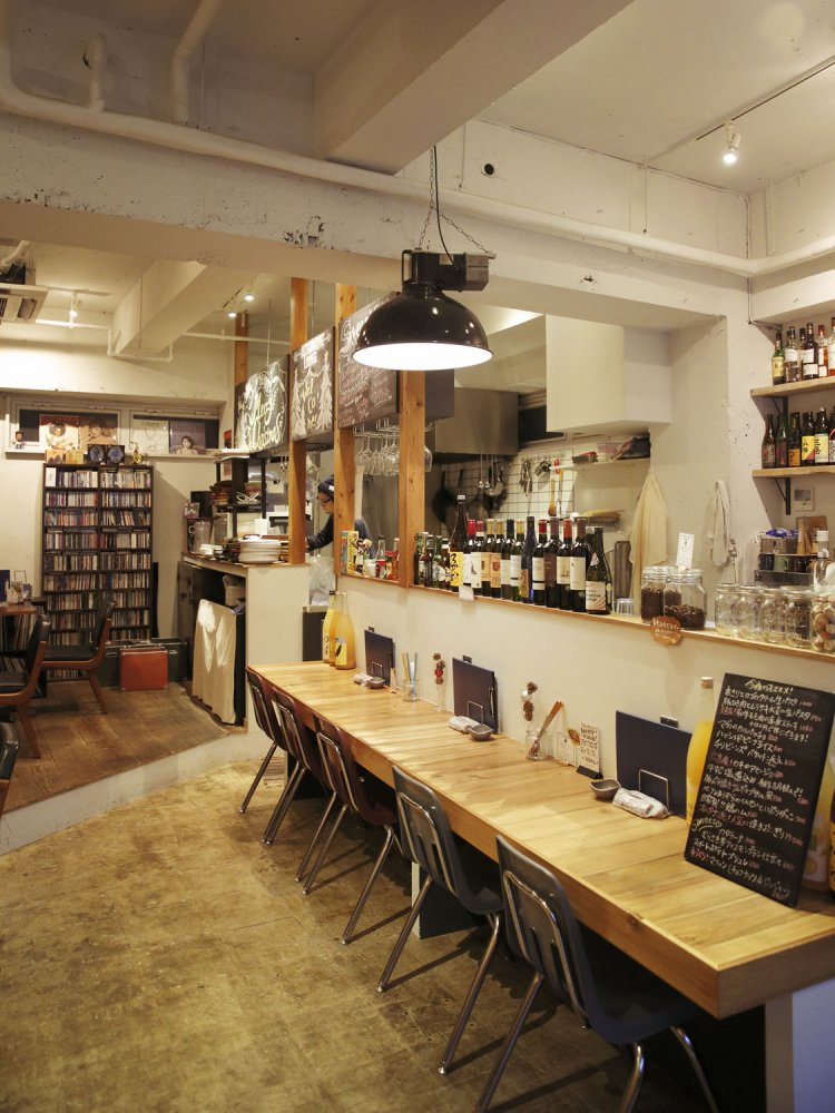 テーブルは全て椅子に合わせて高さを調整した特注品。